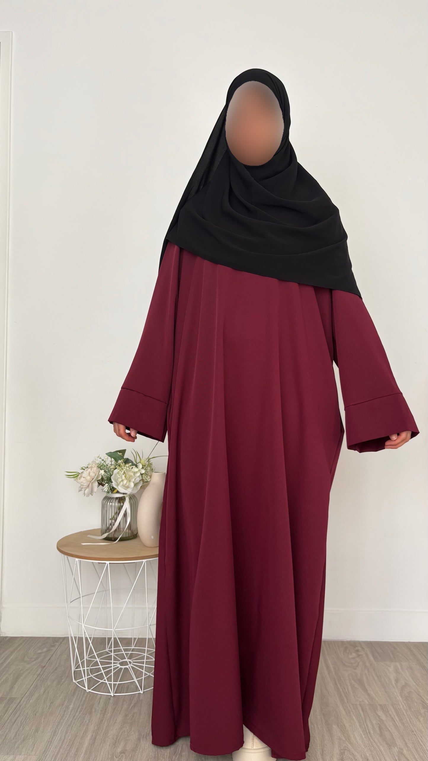 Abaya coupe droite avec manches à revers - Bordeaux